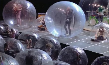 ¿SERÁ EL FUTURO DE LOS CONCIERTOS? THE FLAMING LIPS Y LOS FANS DENTRO DE SU PROPIA BURBUJA